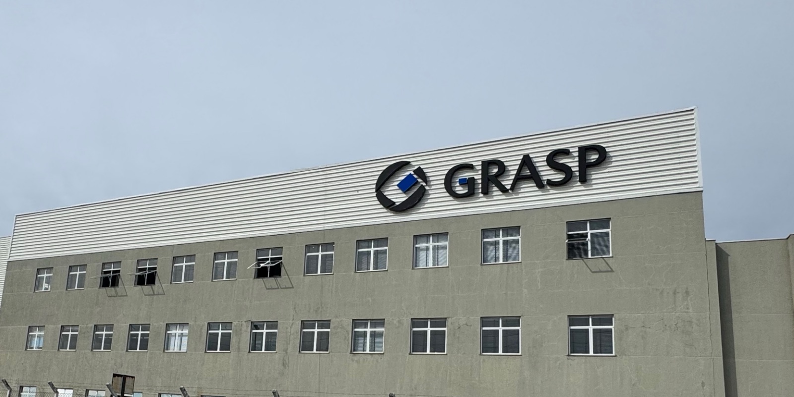 GRASP — fachada e letreiro: depois da lavagem